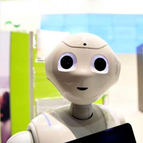Titelbild Denkimpuls digitale Ethik_Roboter in der Pflege Thumbnail